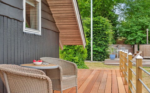 Stefani - 1Km from the Sea: Holz, Holzboden, Hartholz, Flooring, Deck, Planke, Holzbeize, Veranda, Gartenmöbel, Abstellgleis
