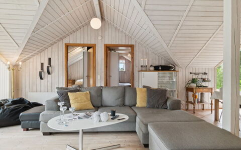 Stefani - 1Km from the Sea: Holz, Flooring, Interior Design, Decke, Möbel, Couch, Fussboden, Wohnzimmer, Zuhause, Holzboden