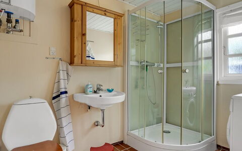 Vian - 200M from the Sea: Armatur, Badezimmer, Flooring, Fussboden, Interior Design, Toilleten Sitz, Bad Sink, Sinken, Toilette, Installation