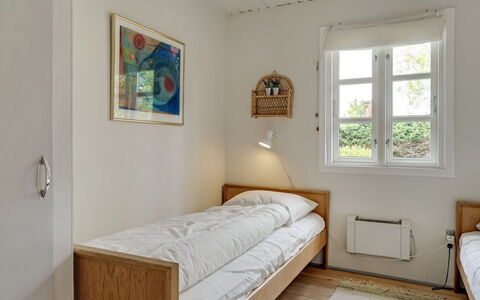 Vian - 200M from the Sea: Bett, Schlafzimmer, Wand, Bedding, Holz, Möbel, Bettdecke, Fussboden, Interior Design, Flooring