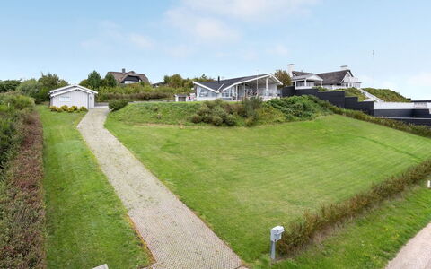Eilen - 250M from the Sea: Dach, Haus, Zuhause, Hütte, Tür, Abstellgleis, Deck, Veranda, Planke, Hartholz