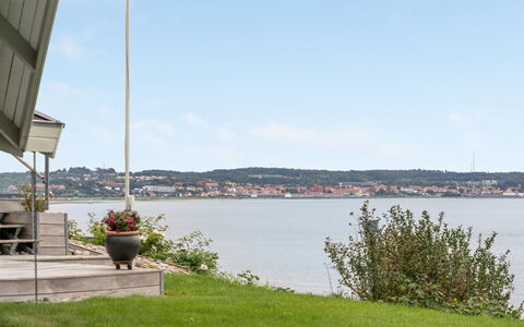 Eilen - 250M from the Sea: Dach, Haus, Zuhause, Hütte, Tür, Abstellgleis, Deck, Veranda, Planke, Hartholz