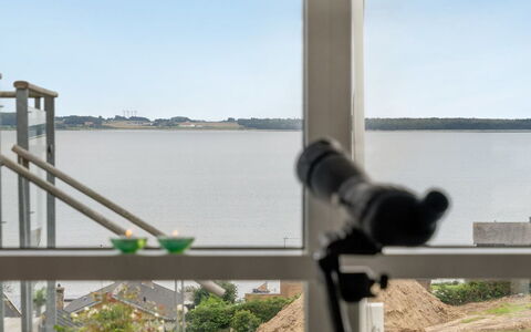 Eilen - 250M from the Sea: Dach, Haus, Zuhause, Hütte, Tür, Abstellgleis, Deck, Veranda, Planke, Hartholz