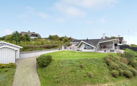 Eilen - 250M from the Sea: Dach, Haus, Zuhause, Hütte, Tür, Abstellgleis, Deck, Veranda, Planke, Hartholz