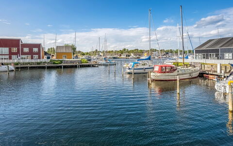 Milo - 5M from the Sea: Blau, Boot, Wasser, Gewässer, Wasservorräte, Yachthafen, Watercraft, Wasserweg, Kanal, Reflexion