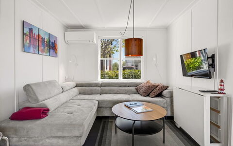 Milo - 5M from the Sea: Möbel, Interior Design, Couch, Flooring, Fussboden, Wand, Wohnzimmer, Holz, Zimmer, Tabelle