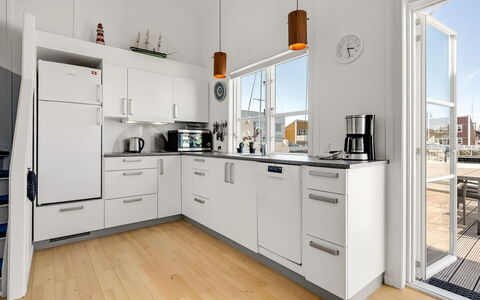 Milo - 5M from the Sea: Küche, Countertop, Küchengerät, Cabinetry, Major Appliance, Flooring, Interior Design, Sinken, Holz, Möbel