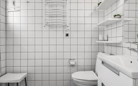 Milo - 5M from the Sea: Armatur, Flooring, Badezimmer, Fussboden, Interior Design, Installation, Toilette, Sinken, Toilleten Sitz, Fliese