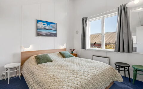 Milo - 5M from the Sea: Schlafzimmer, Interior Design, Fussboden, Bett, Decke, Möbel, Zuhause, Bettdecke, Wohnung, Bettrahmen