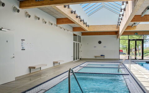 Milo - 5M from the Sea: Schwimmbad, Flooring, Fussboden, Verbundwerkstoff, Decke, Resort, Design, Freizeitzentrum, Fliese, Daylighting