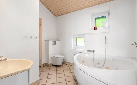 Sarita - 1Km from the Sea: Interior Design, Flooring, Armatur, Fussboden, Badezimmer, Holz, Decke, Badewanne, Zapfhahn, Installation