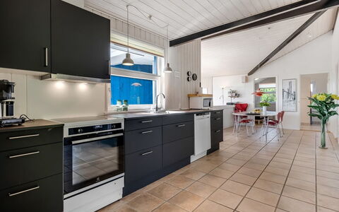Sarita - 1Km from the Sea: Küche, Countertop, Küchengerät, Flooring, Major Appliance, Interior Design, Cabinetry, Holz, Fussboden, Möbel