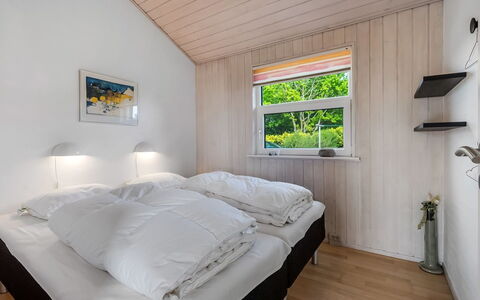 Sarita - 1Km from the Sea: Schlafzimmer, Holz, Bett, Bettdecke, Bedding, Interior Design, Zuhause, Bettrahmen, Fussboden, Decke