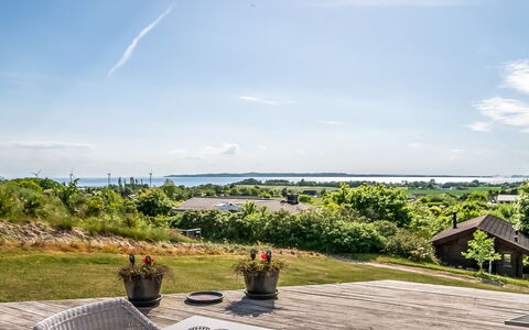 Sarita - 1Km from the Sea: Himmel, Strauch, Landschaft, Grundstueck, Wolke, Landscaping, Garten, Schatten, Stuhl