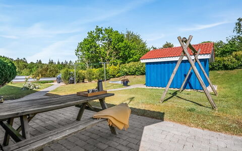 Sarita - 1Km from the Sea: Schatten, Rasen, Hütte, Garten, Landscaping, Garten, Park, Gartenbauten