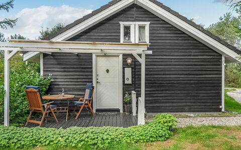 Fiallar - 7.5Km from the Sea: Wohngebiet, Dach, Vorort, Auffahrt, Estate, Kamin