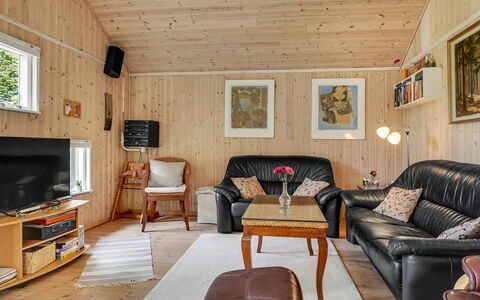 Fiallar - 7.5Km from the Sea: Wohngebiet, Dach, Vorort, Auffahrt, Estate, Kamin