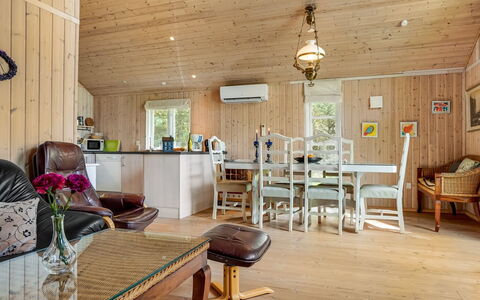 Fiallar - 7.5Km from the Sea: Wohngebiet, Dach, Vorort, Auffahrt, Estate, Kamin