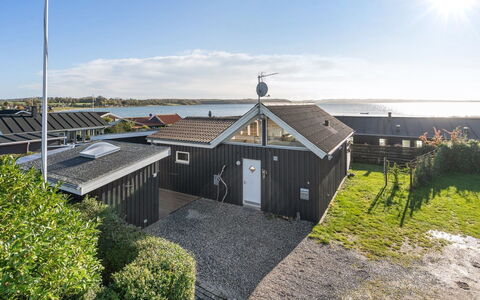 Gudserk - 50M from the Sea: Schwimmbad, Gartenmöbel, Möbel, Resort, Flagstone, Eco Hotel, Schatten, Stuhl, Freizeit, Estate