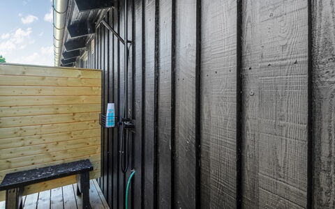 Nette - 300M from the Sea: Möbel, Interior Design, Flooring, Holz, Fussboden, Decke, Holzboden, Stuhl, Tabelle, Beleuchtung