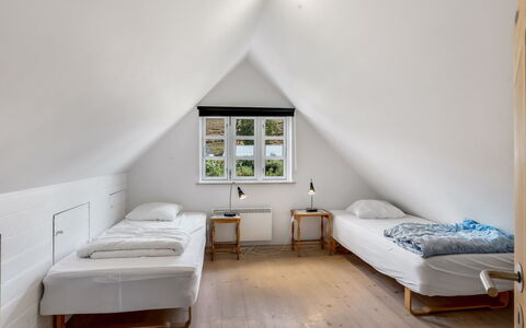 Eva - 1.5Km to the Fjord: Holz, Interior Design, Schlafzimmer, Flooring, Fussboden, Bett, Decke, Möbel, Zimmer, Bettrahmen