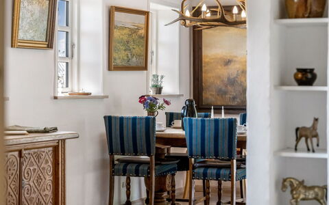 Eva - 1.5Km to the Fjord: Möbel, Interior Design, Holz, Tabelle, Beleuchtung, Flooring, Stuhl, Zimmer, Zuhause, Esszimmer