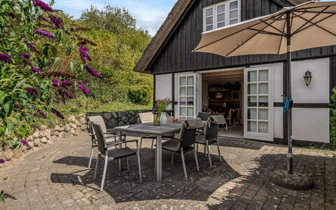 Eva - 1.5Km to the Fjord: Dach, Zuhause, Hütte, Strauch, Garten, Blumentopf, Terrasse, Tisch Im Freien, Gartenmöbel, Bauernhaus