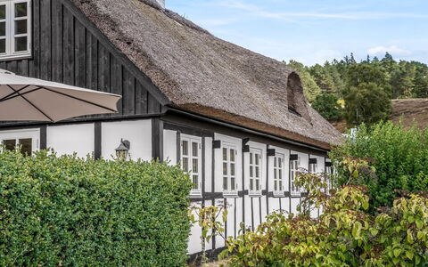 Eva - 1.5Km to the Fjord: Gebäude, Fenster, Haus, Zuhause, Dach, Hütte, Die Architektur, Tür, Bauernhaus, Estate