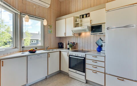 Raafael - 175M from the Sea: Holz, Küche, Interior Design, Decke, Countertop, Küchengerät, Major Appliance, Flooring, Zuhause, Zimmer