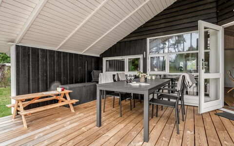Raafael - 175M from the Sea: Holz, Holzboden, Flooring, Hartholz, Fussboden, Planke, Deck, Zuhause, Tür, Veranda