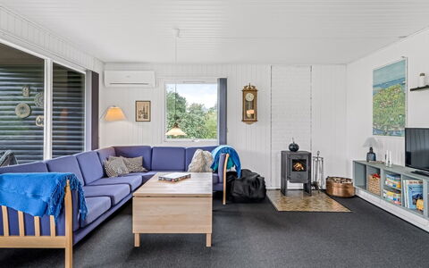 Hila - 900M from the Sea: Flooring, Holz, Möbel, Fussboden, Interior Design, Decke, Couch, Zimmer, Zuhause, Wohnzimmer
