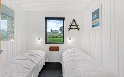 Hila - 900M from the Sea: Holz, Schlafzimmer, Fussboden, Bett, Decke, Flooring, Bettrahmen, Bedding, Bettdecke, Hartholz
