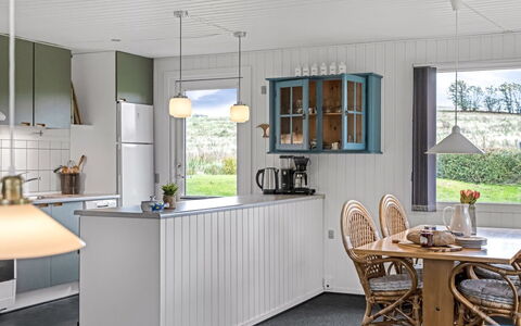Hila - 900M from the Sea: Interior Design, Decke, Möbel, Light Fixture, Zuhause, Countertop, Küche, Stuhl, Cabinetry, Zimmerpflanze