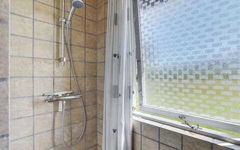 Hila - 900M from the Sea: Wand, Interior Design, Flooring, Fussboden, Badezimmer, Armatur, Installation, Verbundwerkstoff, Dusche, Glas