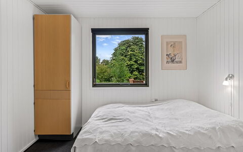 Hila - 900M from the Sea: Wand, Holz, Schlafzimmer, Interior Design, Decke, Fussboden, Bett, Bettdecke, Bedding, Bettrahmen