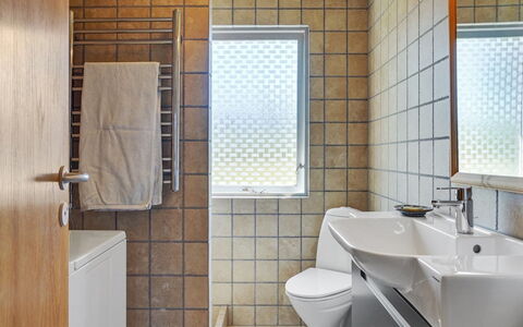 Hila - 900M from the Sea: Badezimmer, Armatur, Wand, Flooring, Interior Design, Sinken, Fussboden, Bad Sink, Zapfhahn, Installation