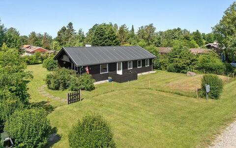 Hila - 900M from the Sea: Wohngebiet, Dach, Vorort, Auffahrt, Estate, Kamin