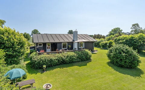 Hila - 900M from the Sea: Wohngebiet, Dach, Vorort, Auffahrt, Estate, Kamin