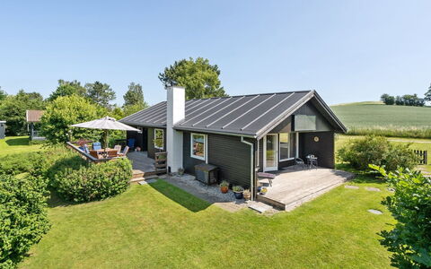Hila - 900M from the Sea: Wohngebiet, Dach, Vorort, Auffahrt, Estate, Kamin