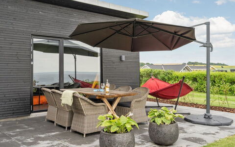 Alyna - 200M from the Sea: Gartenmöbel, Möbel, Regenschirm, Stuhl, Blumentopf, Schatten, Garten, Terrasse, Zimmerpflanze, Tisch Im Freien