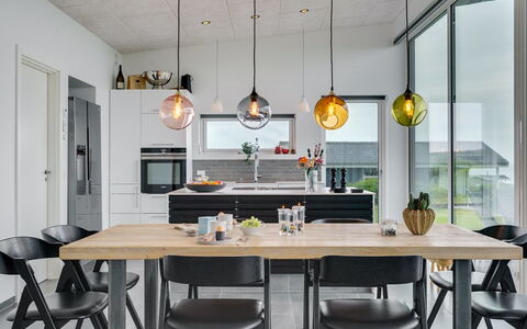Alyna - 200M from the Sea: Möbel, Interior Design, Light Fixture, Flooring, Leuchter, Holz, Decke, Küche & Esszimmer Tisch, Fussboden, Esszimmer