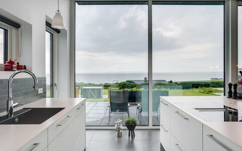 Alyna - 200M from the Sea: Küche, Flooring, Interior Design, Möbel, Countertop, Fussboden, Küchengerät, Cabinetry, Decke, Küche & Esszimmer Tisch