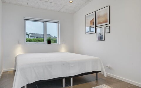 Alyna - 200M from the Sea: Wand, Flooring, Interior Design, Fussboden, Decke, Holz, Zimmer, Schlafzimmer, Light Fixture, Bett