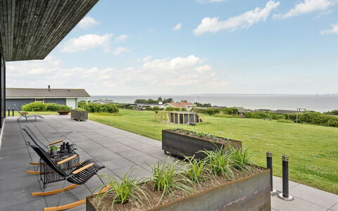Alyna - 200M from the Sea: Gras, Wolke, Grundstueck, Ground, Garten, Rasen, Landscaping, Estate, Schatten, Walkway