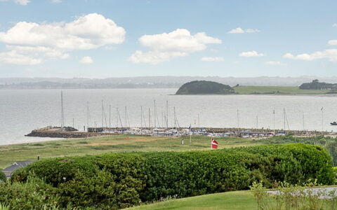 Alyna - 200M from the Sea: Holz, Dach, Haus, Hütte, Tür, Zuhause, Abstellgleis, Grundstueck, Gartenbauten, Schuppen