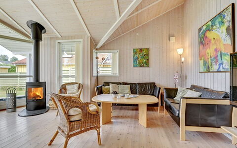 Tashina - 200M from the Sea: Hütte, Zuhause, Haus, Dach, Veranda, Estate, Abstellgleis, Gartenbauten, Bauernhaus, Garten