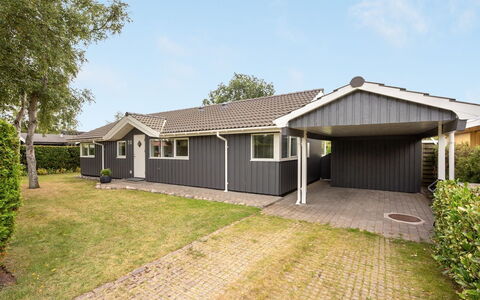 Tashina - 200M from the Sea: Hütte, Zuhause, Haus, Dach, Veranda, Estate, Abstellgleis, Gartenbauten, Bauernhaus, Garten