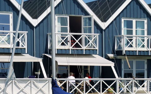 Knud - 2M from the Sea: Dach, Haus, Grundstueck, Zuhause, Hütte, Estate, Gartenbauten, Schatten, Blockhaus, Landscaping