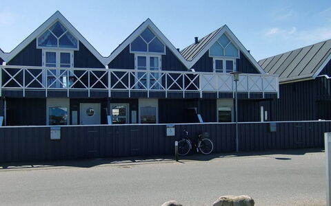 Knud - 2M from the Sea: Dach, Haus, Grundstueck, Zuhause, Hütte, Estate, Gartenbauten, Schatten, Blockhaus, Landscaping