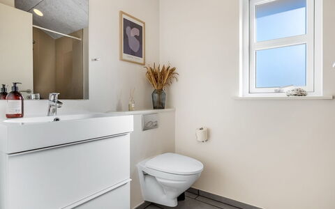 Alrike - 850M from the Sea: Toilleten Sitz, Badezimmer, Armatur, Flooring, Toilette, Fussboden, Interior Design, Sinken, Installation, Badezimmerschrank